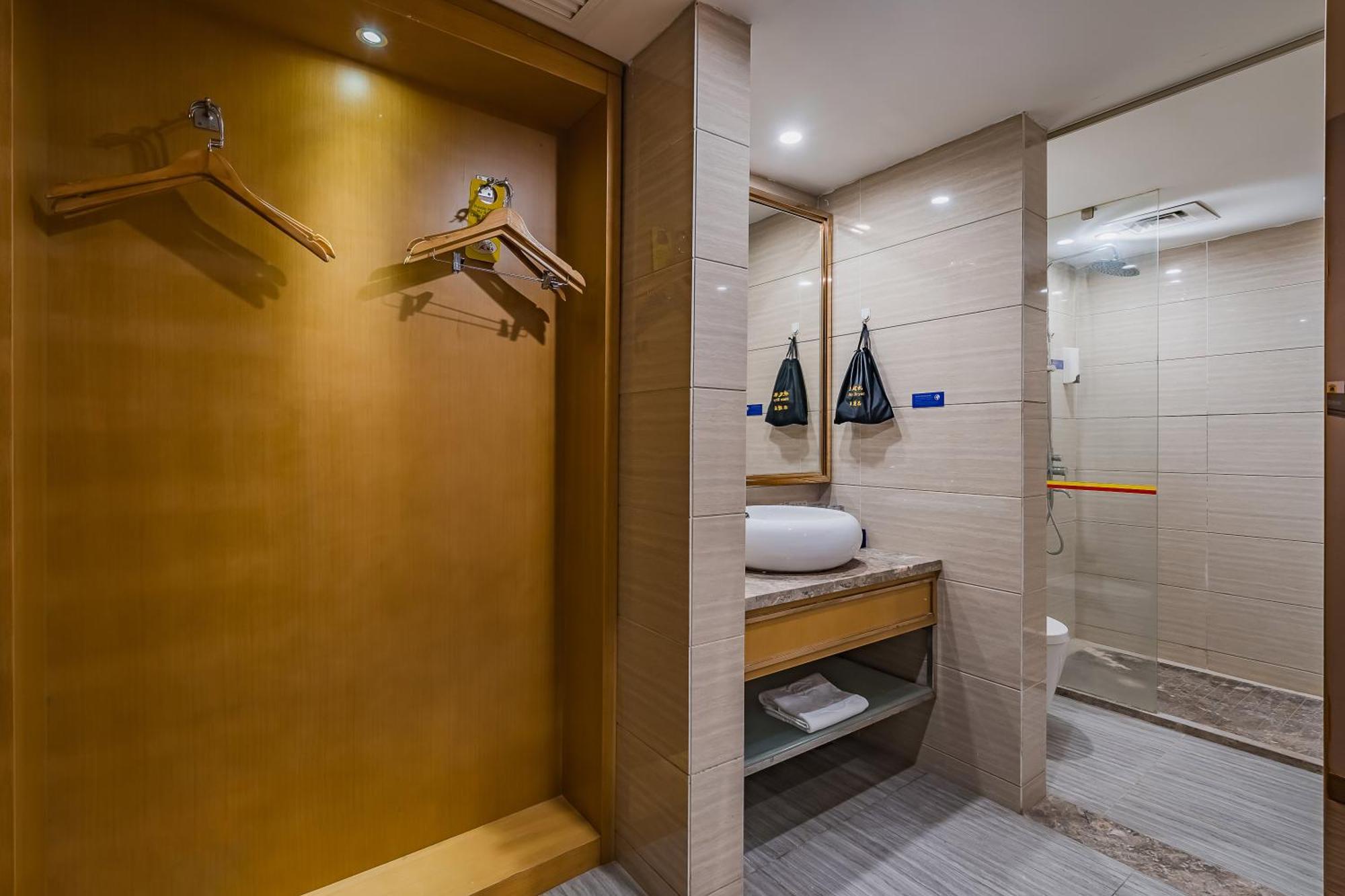 Super 8 Hotel Select Guangzhou Railway Station Xicun Subway Station Exterior photo